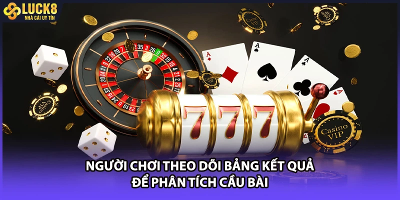 Người chơi theo dõi bảng kết quả để phân tích cầu bài